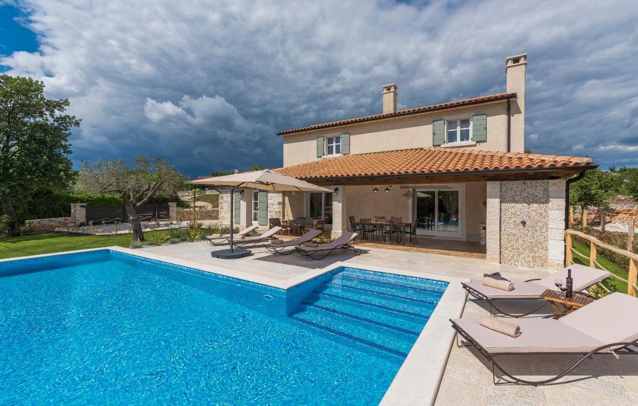 Villa-Osmium Smoljanci Luaran gambar